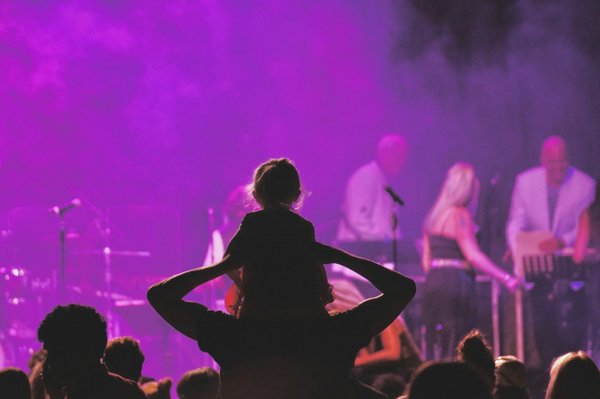 Wie gestaltet man ein erfolgreiches Festival, das die lokale Kultur fördert?