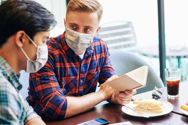 Wie können innovative Verglasungstechnologien die Heizkosten in einem Passivhaus reduzieren?